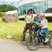 Ranger_Radfahrer_am_NationalparkZentrum.jpg