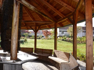 Sitzbänke im Gradierpavillon im Rosengarten Salzgitter-Bad