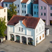 Stadt- und Touristinformation in Borna Die Stadt- und Touristinformation Borna ist direkt am Markt angesiedelt und wartet mit offenen Glastüren auf ihre Gäste.