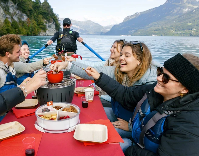 chocolate-fondue-float-gruppe-spass-brienzersee.jpg