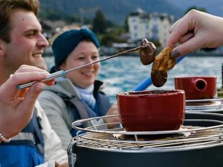 chocolate-fondue-float-nahaufnahme-gabel-bisquit.jpg