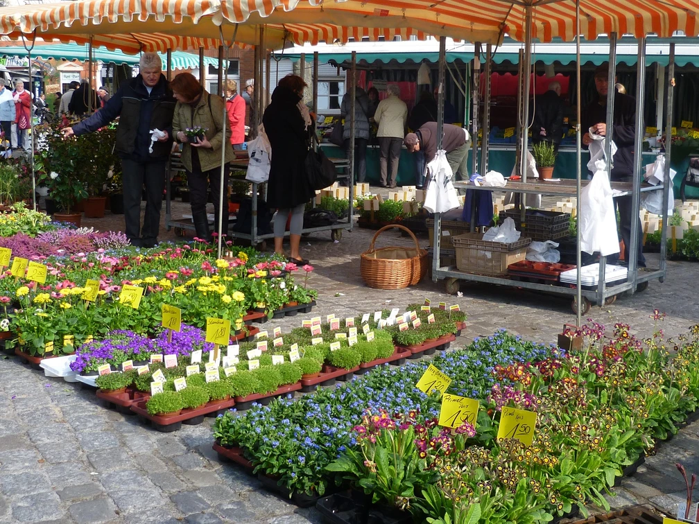 Wochenmarkt in Leer Das Bild zeigt den Wochenmarkt auf dem Ernst-Reuter-Platz in Leer