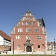 Zeughaus-Wolfenbuettel.jpg Markantes rosafarbenes Steinhaus mit auffällig verziertem Giebel