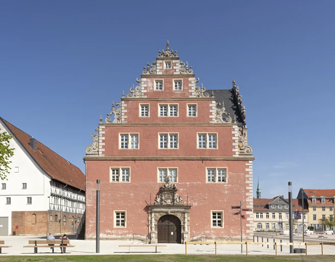 Zeughaus-Wolfenbuettel.jpg Markantes rosafarbenes Steinhaus mit auffällig verziertem Giebel
