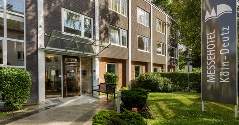 Messehotel Eingang Eingang Messehotel Köln-Deutz von Außen, mit Rasenfläche und BegrünungEntrance to the Messehotel Köln-Deutz from the outside, with lawn and greenery