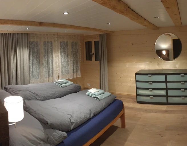 Chambre à coucher avec commode