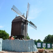 Osterlinder Bockwindmühle im Mühlengarten des Städtischen Museums Schloss Salder in Salzgitter