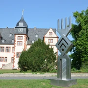 Schloss Salder in Salzgitter mit dem Kunstwerk Stadtzeichen von O.-H. Hajek