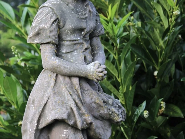 2024 Skulptur betendes Mädchen Burlage.jpg