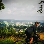 Gravelbike Türmertour Westerzgebirge - Blick auf Schneeberg