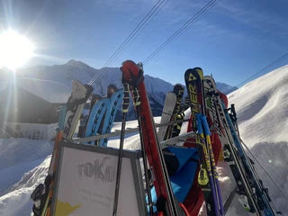 Skiständer vor dem Chalet