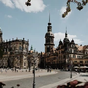 Residenzschloss und Hofkirche vom Theaterplatz.jpg