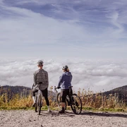 Gravelbiker über dem Nebelmeer