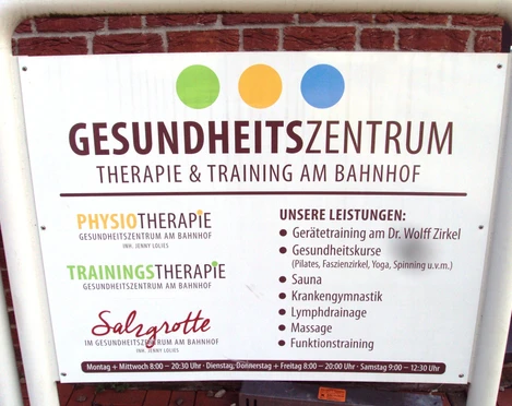 Eingangsschild Gesundheitszentrum am Bahnhof Lebenstedt mit Salzgrotte