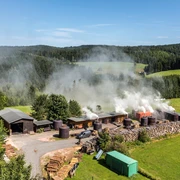 traditionelle Holzkohleherstellung in der Köhlerei Gläser / Sosa