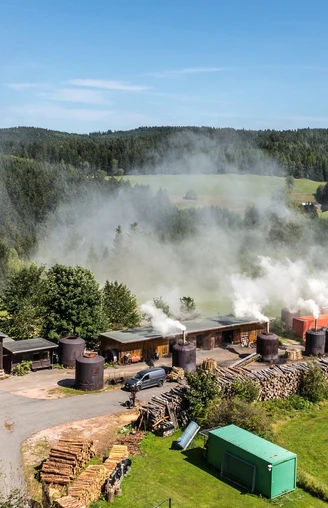 traditionelle Holzkohleherstellung in der Köhlerei Gläser / Sosa