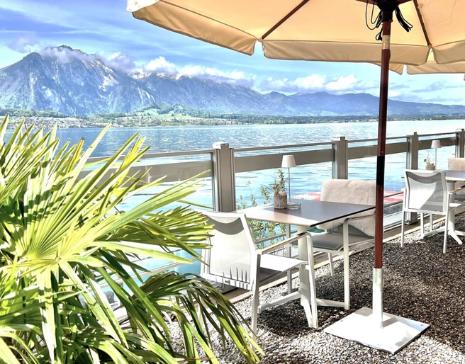 niesenblick-oberhofen-thunersee-terrasse-tische.jpg
