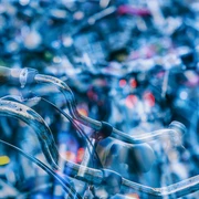 bicycles_3521373_Fahrrad_Couleur_Pixabay.jpg Mehrere Fahrräder verschwommen im Bild, Bewegung angedeutet