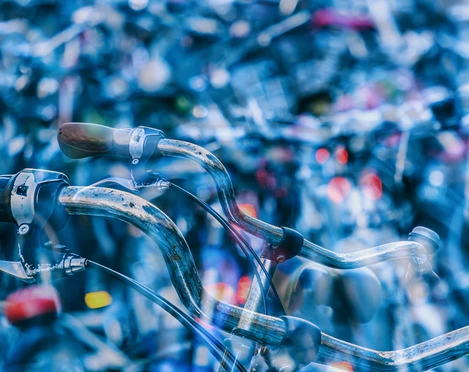 bicycles_3521373_Fahrrad_Couleur_Pixabay.jpg Mehrere Fahrräder verschwommen im Bild, Bewegung angedeutet