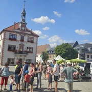 Regionalmarkt Geithain Marktplatz Der Regionalmarkt in Geithain ist ein gut besuchter Wochenmarkt mit vielen verschiedenen regionalen Produkten und Erzeugnissen.
