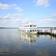MS-Ammerland-Weisse-Flotte.jpg Die Weiße Flotte legt sanft am Steg im glitzernden Wasser des Zwischenahner Meers an.