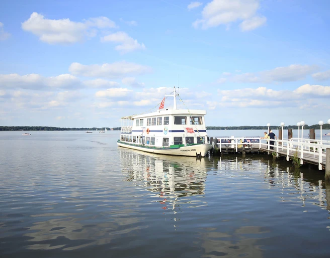 MS-Ammerland-Weisse-Flotte.jpg Die Weiße Flotte legt sanft am Steg im glitzernden Wasser des Zwischenahner Meers an.