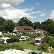 EurocampLienen20220611-E-Krützmann.jpg Ein Campingplatz mit Wohnmobilen und Zelten in grüner Umgebung, von Bäumen umgeben und sonnig.