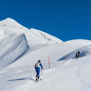 Skitourer auf dem Rosswald mit Aussicht auf das Fülhorn