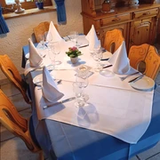 Im Schwabenstüble Ein Blick auf die gedeckten Tische im SchwabenstübleA look at the tables laid in the SchwabenstübleUn coup d'œil sur les tables dressées dans le SchwabenstübleEen blik op de gedekte tafels in de SchwabenstübleEt kig på de opstillede borde i Schwabenstüble