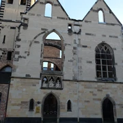 Old St Alban Die Ruinen der Seitenwand von Alt St. Alban, mit gotischen Fenstern und Statuen. Unten ist die Straße sichtbar.The ruins of the side wall of Old St. Alban's, with Gothic windows and statues. The street is visible below.
