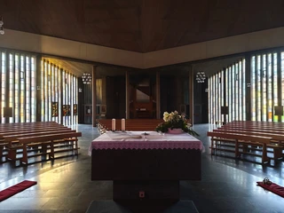 Innenansicht 1_Kirche_Luetmarsen_Hoexter.jpg Blick auf den Altar mit Kirchenbänken
