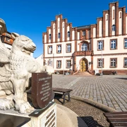 Marktplatz und Rathaus von Mügeln Das Bild zeigt den Marktplatz von Mügeln mit dem Brunnen und den histroischen Staturen sowie den Marktplatz der Stadt.