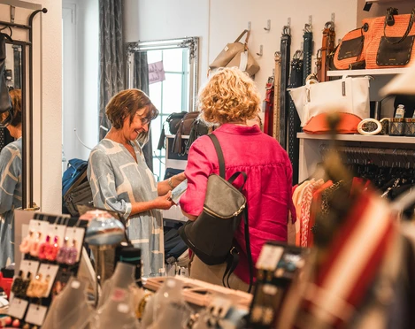 Einkauf im Mädelsladen c) Jonas Dülberg, Tourist-Info Willingen.jpg