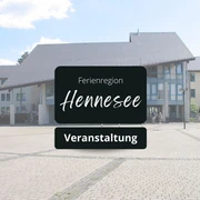 Beispielbild Veranstaltung Rathaus Bestwig Rathaus Bestwig mit Werbebanner für Veranstaltung in der Ferienregion Hennesee.