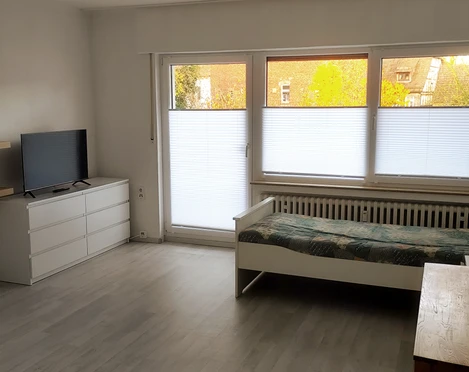 fewo-an-der-weser-schlafzimmer2.jpg Schlafzimmer mit Einzelbett, Kommode und FernseherBedroom with single bed, chest of drawers and TV