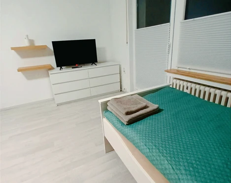 fewo-an-der-weser-schlafzimmer1.jpg Schlafzimmer mit Einzelbett, Kommode und FernseherBedroom with single bed, chest of drawers and TV