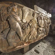 Roman sarcophagus in the Roman tomb in Cologne Weiden  Antiker Sarkophag mit kunstvollen Reliefs von Figuren und Szenen in einem steinernen Gewölbe.Ancient sarcophagus with artistic reliefs of figures and scenes in a stone vault.