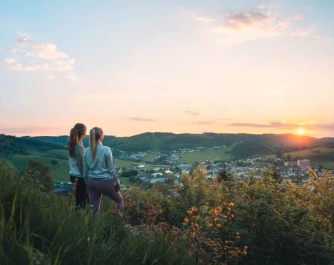 Frauen-Orenberg-Sonnenuntergang c) Jonas Dülberg, Tourist-Info Willingen.jpg