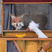 Figurentheater Space Ludwig Forum (c) Vera Wunsch.jpg Theaterstück mit einem Fuchs und einer Gans als Handpuppen.