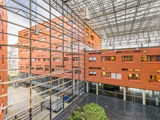 Meeting & Conference in Leipzig – Life Sciences at BioCity Campus Moderner Innenhof des BioCity Campus in Leipzig mit Glasfassade – Tagung & Konferenz Leipzig Convention Modern courtyard at BioCity Campus in Leipzig with glass facade –meeting & conference Leipzig Convention