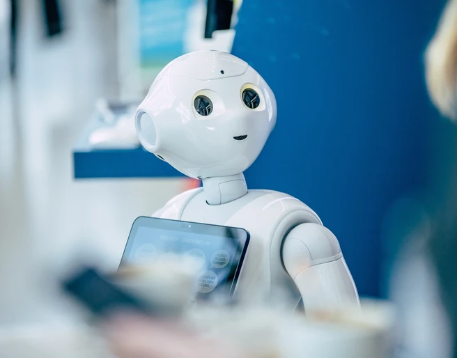 Meeting & Conference in Leipzig – Artificial Intelligence & Digitalization Humanoider Roboter mit Tablet – Künstliche Intelligenz & Digitalisierung für Tagung & Konferenz Leipzig ConventionHumanoid robot with tablet– AI & digitalization for meeting & conference Leipzig Convention