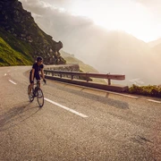 Velofahrerin beim Aufstieg auf den Grimselpass auf der Walliser Seite