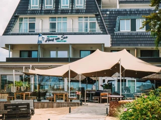 StratmannsHaS_Lembruch_Beachbar_Ansicht_mit_Hotel.jpg