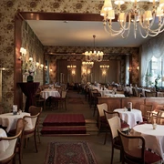 Cafe Wahlen Ein Café im 50er Jahre Stil mit Kronleuchtern und floralen Tapeten. A 50s-style café with chandeliers and floral wallpaper.