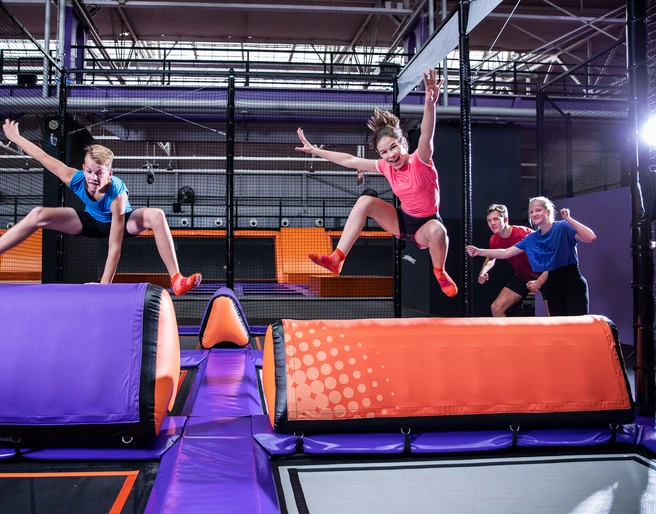 BounceJUMP im JUMP House Leipzig - Freizeitaktivitäten in Leipzig Zwei junge Personen springen über ein Hindernis im JUMP House Leipzig, Freizeit, Familie, Ausflug