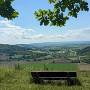 1Ausblick vom Altendorfer Berg Ein Holzbank dient als Sitzplatz für einen tollen Ausblick in die Landschaft.
