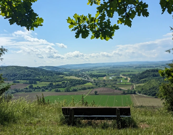 1Ausblick vom Altendorfer Berg Ein Holzbank dient als Sitzplatz für einen tollen Ausblick in die Landschaft.