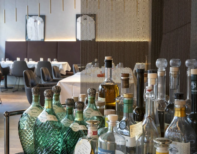 Restaurant Maximilian Lorenz Das Restaurant Maximilian Lorenz in Köln, stilvoll eingerichtet mit eleganten Sitzecken und einem Vordergrund voller edler Getränkeflaschen.The Maximilian Lorenz restaurant in Cologne, stylishly furnished with elegant seating areas and a foreground filled with fine bottles of drinks.