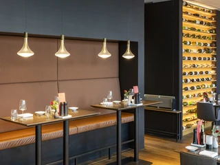 Weinlokal Heinzhermann Modernes Weinlokal mit eleganter Inneneinrichtung, gedämpftem Licht und stilvollen Sitzplätzen.Modern wine bar with elegant interior design, subdued lighting and stylish seating.