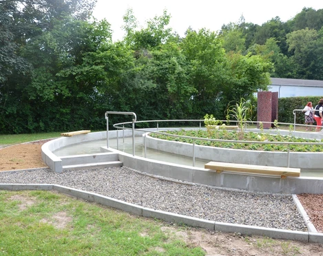 Kneipptretbecken mit Barfußparcours am Waldschwimmbad Salzgitter-Gebhardshagen